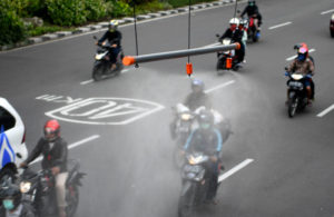 Semprotan Disinfektan di Perbatasan Surabaya