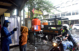 Pasar Kapasan Wajibkan Semprot Disinfektan
