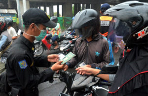 Tunjukkan Buku Nikah di Check Point Karangpilang