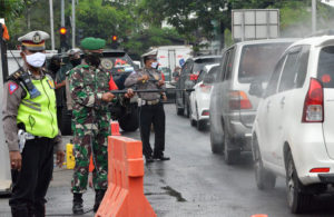 Polisi dan TNI Semprot Disinfektan di Exit Tol Gunungsari