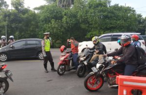 Pemeriksaan Kendaraan di Hari Pertama PSBB Surabaya