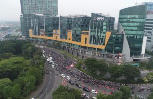 Antrean Kendaraan di Check Point PSBB Bundaran Waru