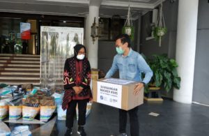 Pemkot Surabaya Terima Bantuan APD