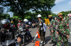 Prajurit TNI Bersenjata Jaga Check Point