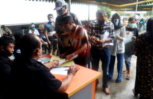 Antri Bantuan Sosial Tunai di Kantor Pos