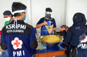 Dapur Umum PMI Surabaya Salurkan Nasi Bungkus