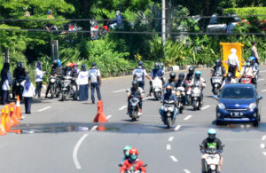 …siang hari di dekat Bundaran Waru..