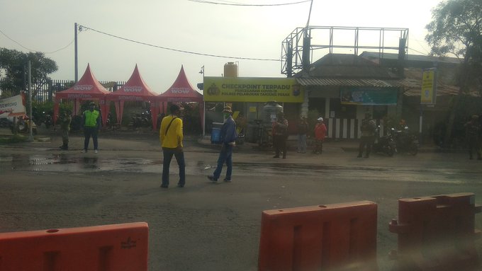 Suasana check point Exit Tol Dupak, Minggu (7/6/20) pagi