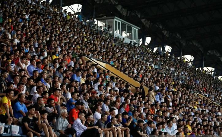 Penonton Padati Stadion saat Liga Sepak Bola Vietnam Dimulai Lagi