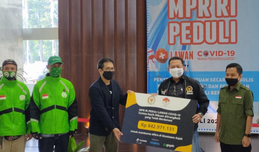 MPR Serahkan Donasi Covid 19 kepada Ojol dan Pelaku UMKM 