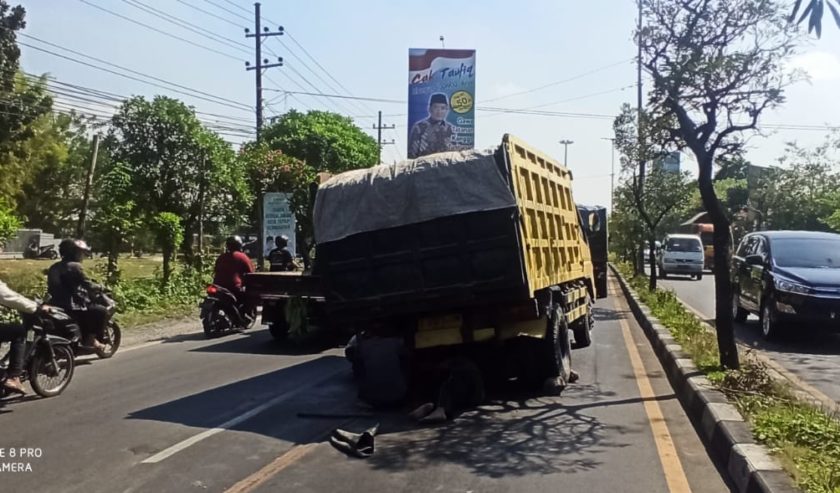 Truk patah as depan Pasmar Gedangan kearah Sidoarjo Kota