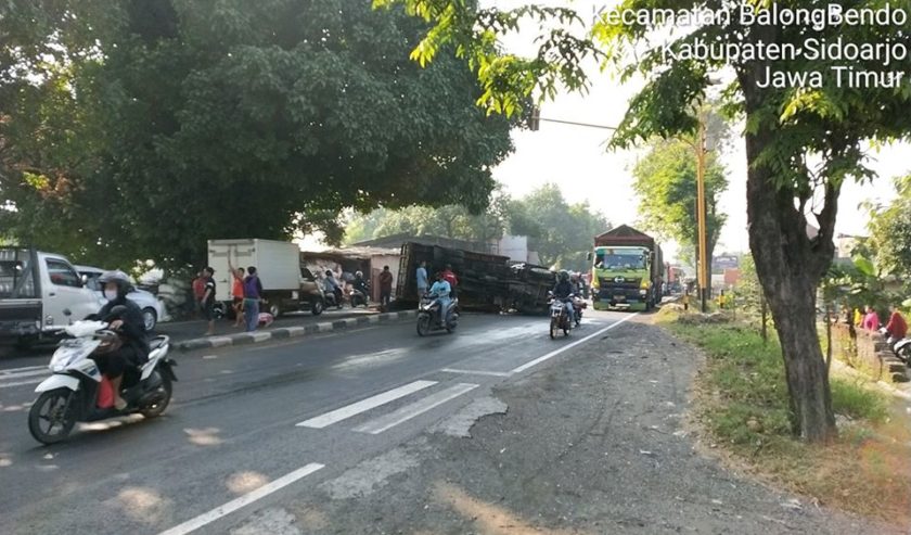 Truk Terguling di Raya Balongbendo depan SMP Proklamasi. Dezan pendengar SS melaporkan, truk ini muat pasir. Pasirnya tumpah berserakan.