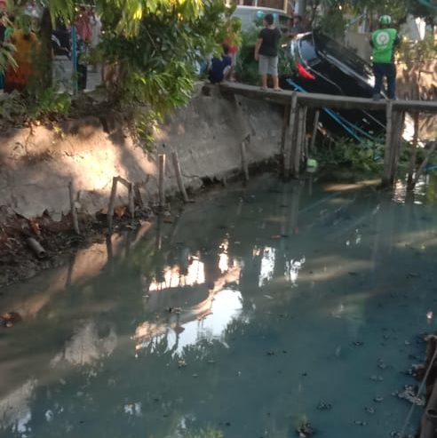 Mobil jenis Fortuner Masuk Sungai di Kaliwaron, Selasa (7/7) sore