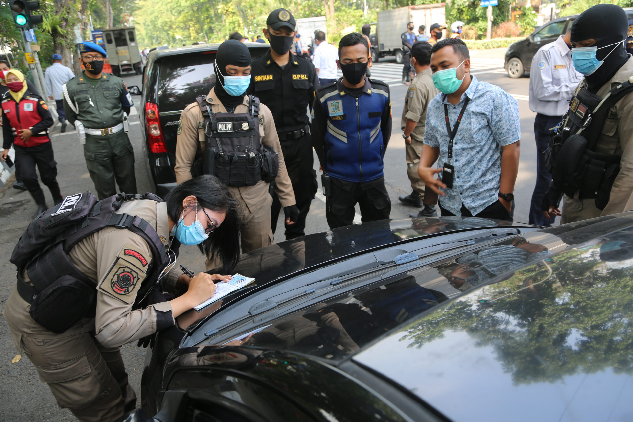 Petugas Gabungan Gelar Operasi  Masker  pada Moda 