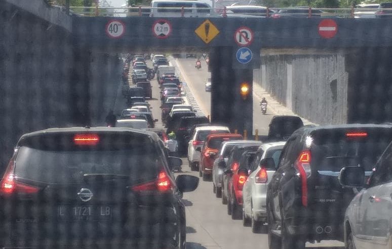 Kemacetan di Underpass Satelit arah Mayjen Sungkono, Selasa (18/8) siang