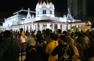 Kerumunan Massa di Hari Kedua Pembukaan Alun-Alun Surabaya