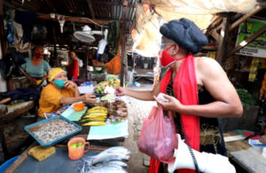 Besut Rusmini Ngedan di 2 Pasar Krempyeng