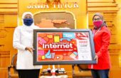 khofifah-menerima-paket-data-internet