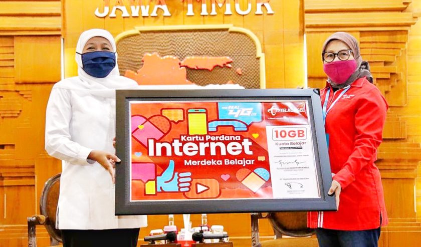 khofifah-menerima-paket-data-internet