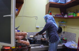 Bertahan dengan Rengginang