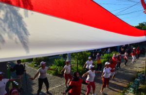 Senam di Bawah Bentangan Bendera 1,3 Km