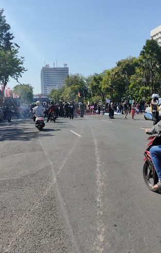 Unjuk Rasa di depan Grahadi, Selasa (18/8) pagi