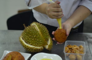 Mahasiswa Ottimmo Kreasikan Biji dan Kulit Durian Sebagai Bahan Donat