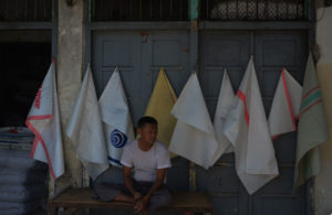 Adu Untung di Pasar Karung
