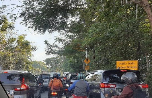 Kemacetan di Bundaran Margomulyo, Jumat (23/10) pagi