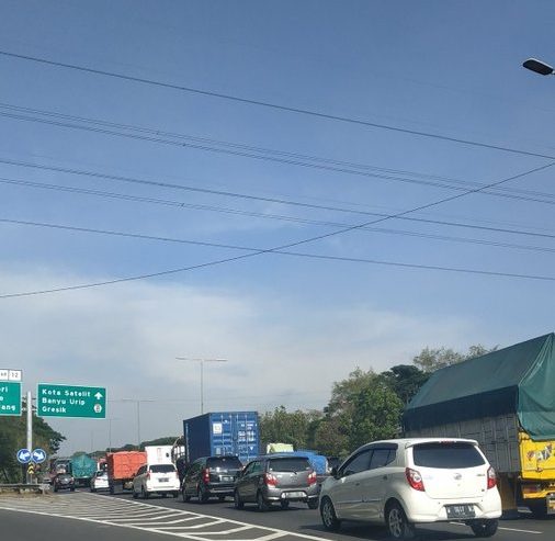 Kemacetan di menjelang Exit Tol Gunungsari arah Satelit, imbas Truk terguling di Tol Banyuurip, Kamis (22/10) pagi (prm)