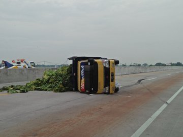 Kecelakaan tunggal diduga pecah ban truck engkel muat tembakau di Tol Ngawi - Solo KM 559, Senin (19/10) sore