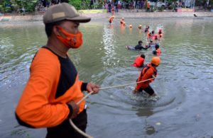 Tim SAR Gabungan Mencari Korban Tenggelam