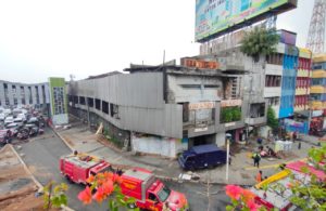 Bersih-bersih Grand Theater Pasca Aksi Tolak UU Ciptaker