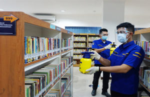Buku Perpustakaan Dibersihkan Saat Pandemi