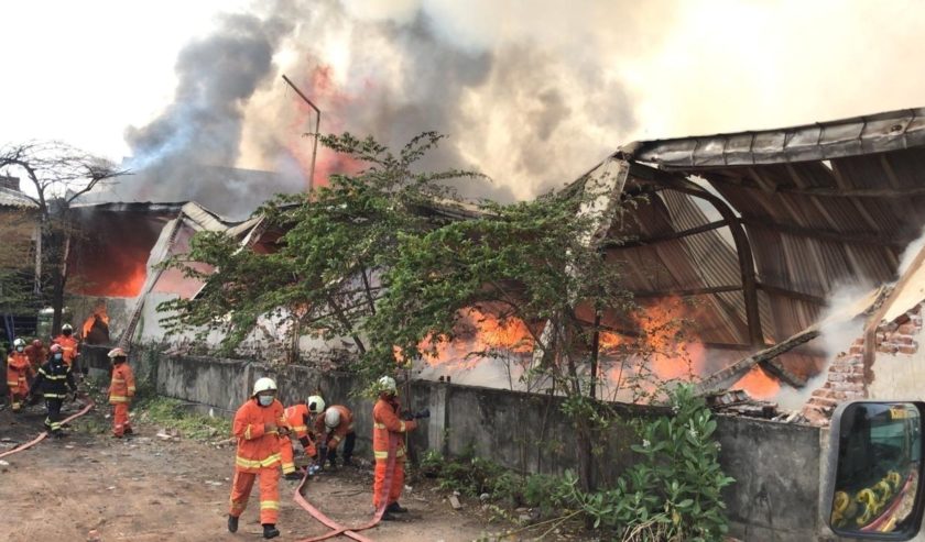 Kebakaran Gudang terjadi di Jalan Simorejo Sari B, Kota Surabaya pada Selasa (27/10/2020) sekira pukul 07.50 WIB.