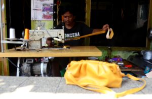 Tas Gadukan Mencoba Bertahan