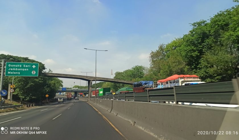 Kemacetan di Tol Waru arah Satelit imbas Truk Terguling di Tol Banyuurip, Kamis (22/10) pagi