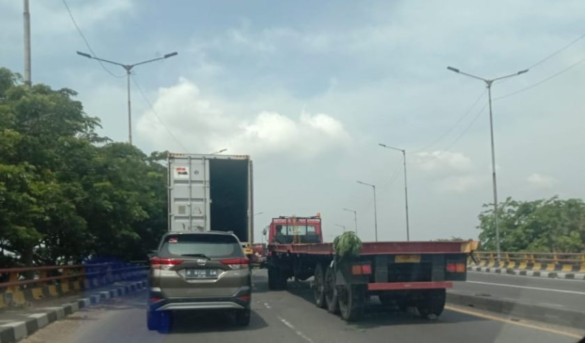 Truk Trailer Mogok di Flyover Trosobo arah Krian di lajur kanan, Rabu (25/11) pagi