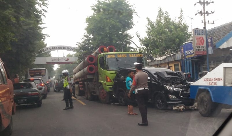 Kecelakaan di Raya Simpang Empat Mertex Mojokerto, Kamis (26/11) pagi. Kecelakaan melibatkan Truk AG 8768 PB, Innova Ag 1078 TC, dan Truk Trailer S 8872 UT. Tidak ada korban jiwa atas kejadian ini. (prm)
