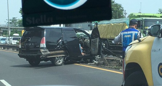 Kecelakaan Mobil menabrak pembatas jalan tengah di Tol Porong arah Sidoarjo KM 764.400, Rabu (25/11) pagi.