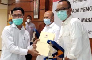 Radio Suara Surabaya Terima Penghargaan Penggerak Donor Plasma Konvalesen