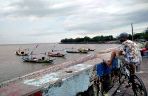 Ombak Tinggi, Nelayan Kenjeran Libur Melaut