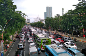 Armada Bus Bawa Buruh Macetkan Jl. Urip Sumoharjo