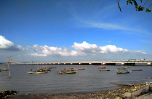 Terik di Tepi Pantai Kenjeran