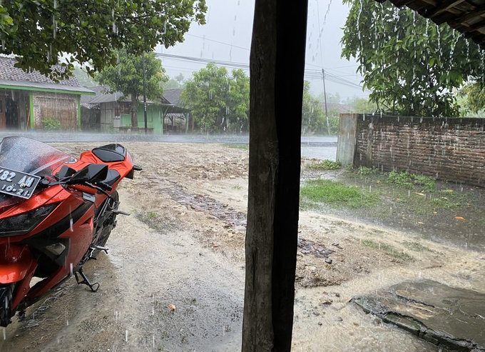 Hujan deras di Balonggebang, Nganjuk, Sabtu (28/11) sore. 