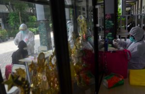 Giliran Siswa SMP Surabaya Dites Swab