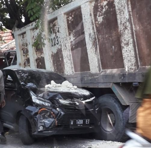 Kecelakaan Beruntun di Bungah, Sabtu (5/12) pagi. Kecelakaan melibatkan Truk, Beberapa Mobil, dan Motor. 