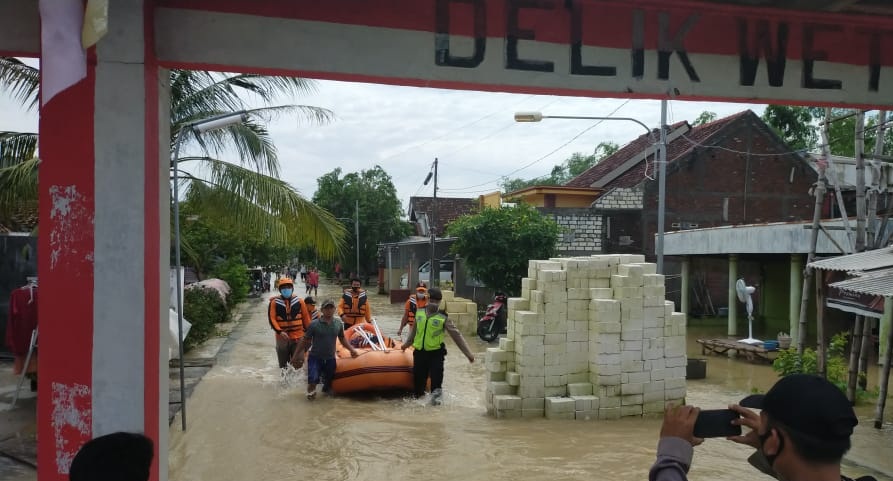 Banjir di Delik Sumber, Benjeng, Gresik, Minggu (13/12) pagi