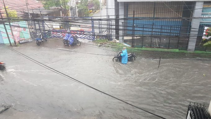 Banjir di Darmo Indah Sari, Jumat (4/12) sore.