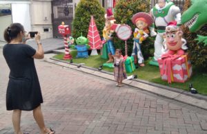 Semarak Hiasan Natal di Halaman Rumah